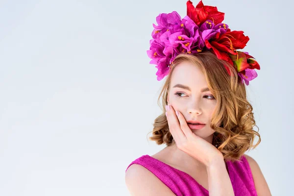 Portrait de fille coûteuse en couronne florale regardant loin isolé sur gris — Photo de stock