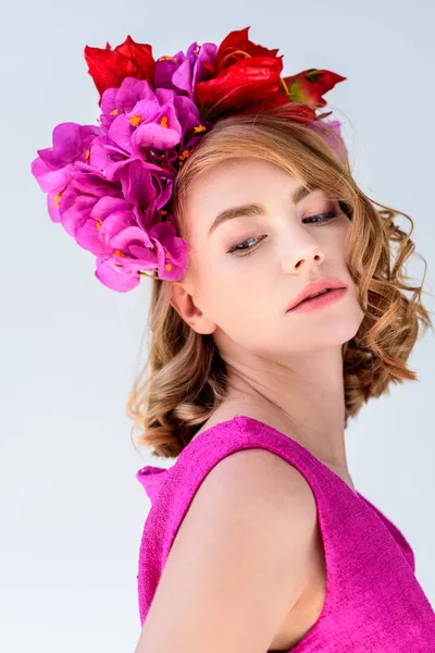 Retrato de una hermosa joven en corona floral mirando hacia otro lado aislado en gris - foto de stock