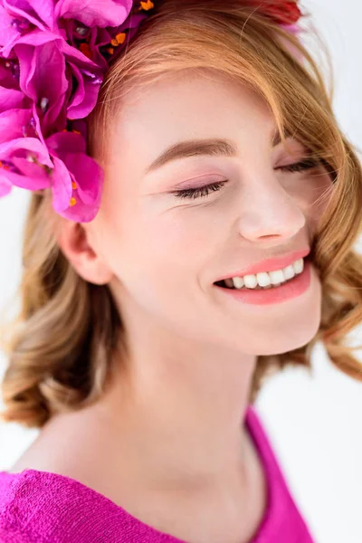 Close-up retrato de bela jovem mulher em coroa floral sorrindo com os olhos fechados — Fotografia de Stock