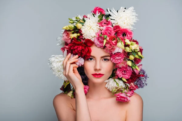 Retrato de bela jovem mulher nua em coroa floral olhando para câmera isolada em cinza — Fotografia de Stock