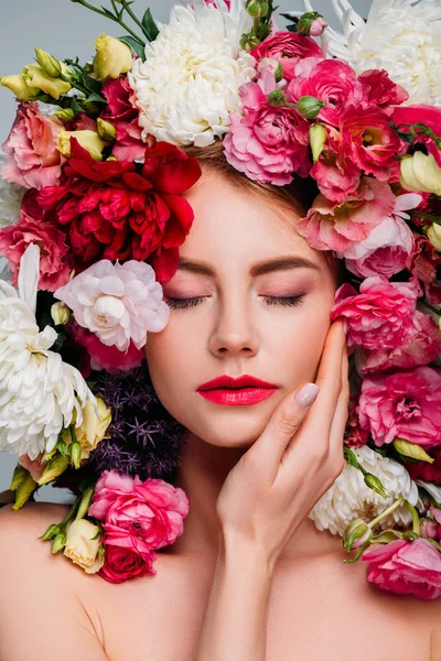 Schöne junge Frau mit geschlossenen Augen posiert in Blumenkranz isoliert auf grau — Stockfoto
