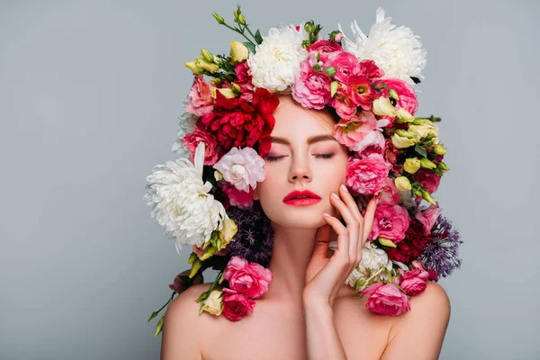 Портрет красивой обнаженной женщины с закрытыми глазами, позирующими в цветочном венке, изолированном на сером — стоковое фото