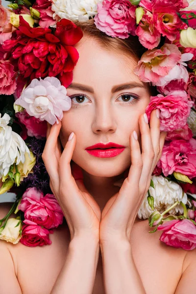 Atractiva mujer joven en hermosa corona floral mirando a la cámara - foto de stock