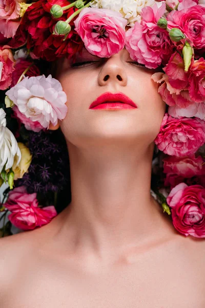 Retrato de hermosa mujer joven con los ojos cerrados y hermosas flores en la cabeza - foto de stock