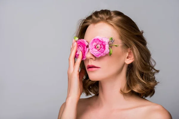Mujer desnuda joven ajustando gafas con flores aisladas en gris - foto de stock
