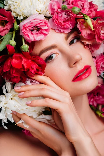 Nahaufnahme Porträt einer schönen jungen Frau im Blumenkranz, die in die Kamera blickt — Stockfoto