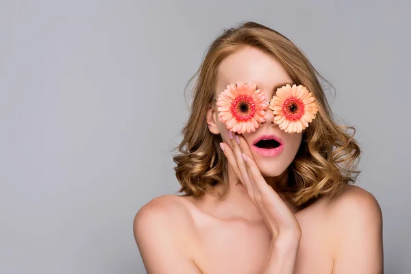 Schockiertes nacktes Mädchen mit Brille aus Blumen isoliert auf grau — Stockfoto