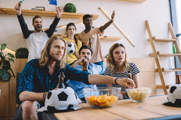 Gruppe multikultureller Fußballfans schaut Fußballspiel zu Hause — Stockfoto