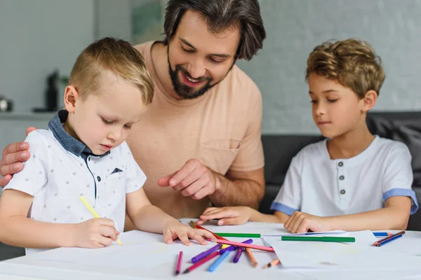 Porträt einer Familie, die zu Hause Bilder zusammenzeichnet — Stockfoto