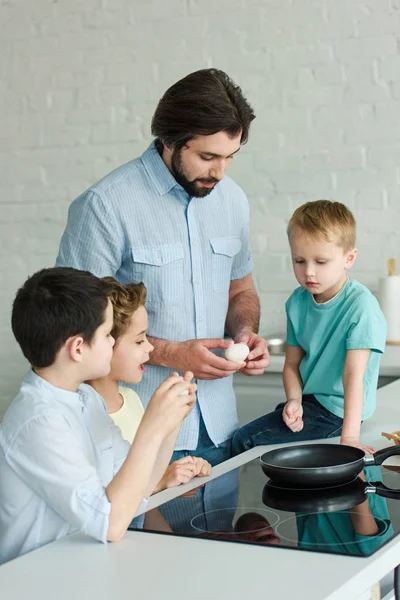 Ritratto della famiglia che cucina la colazione insieme in cucina a casa — Foto stock