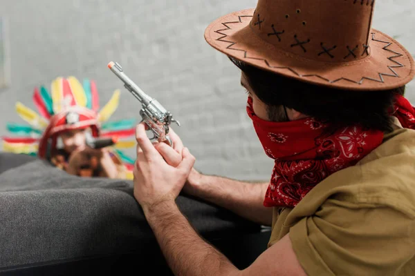 Enfoque selectivo de padre e hijo pequeño en trajes jugando juntos en casa - foto de stock