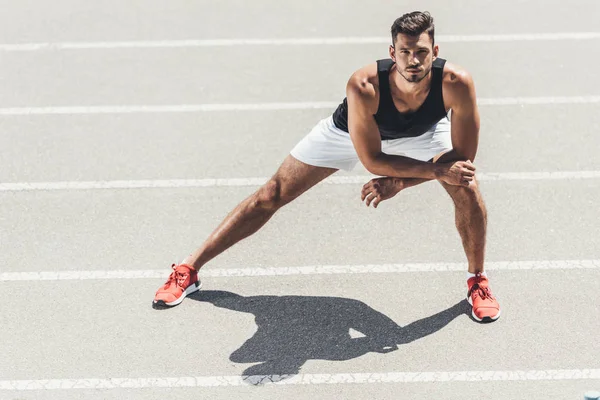 Sportler trainiert auf Laufbahn am Sportplatz — Stockfoto