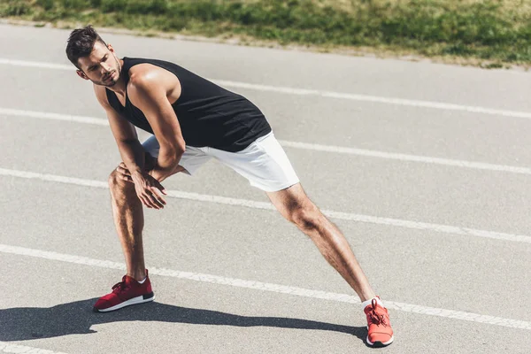 Спортсмен тренується на біговій доріжці на спортивному майданчику — Stock Photo