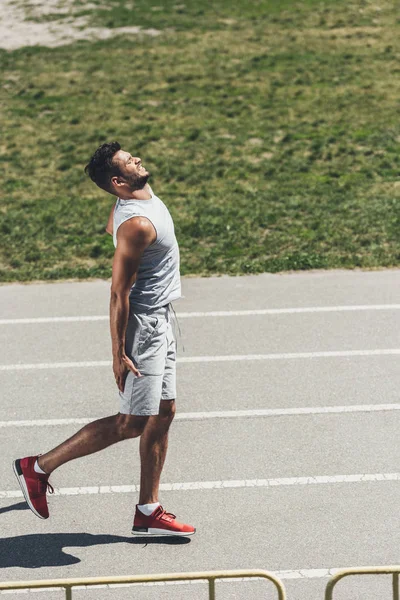 Junger Sportler erlitt Beinverletzung auf Laufstrecke — Stockfoto