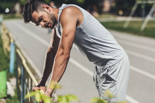 Stanco giovane che riposa dopo un duro allenamento — Foto stock