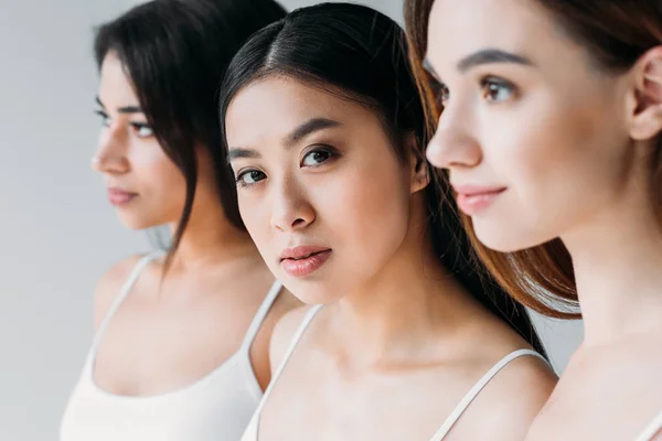 Meninas multiculturais bonitas, menina asiática olhando para a câmera, isolado em cinza — Fotografia de Stock