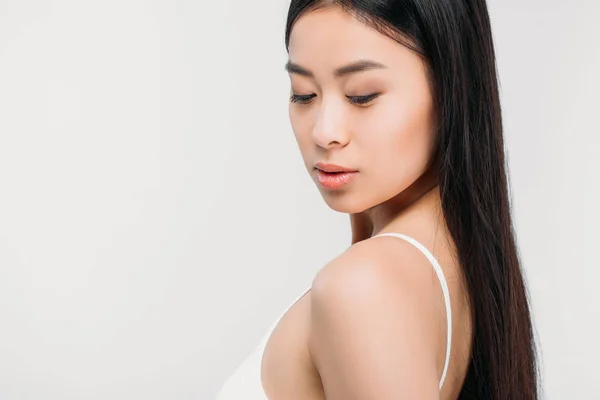 Красивая брюнетка азиатская девушка, изолированная на сером — стоковое фото