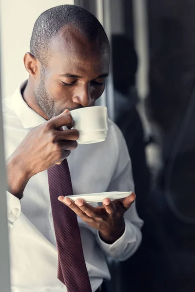 Bonito jovem empresário desfrutando delicioso xícara de café — Fotografia de Stock