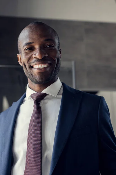 Крупный план портрета счастливого молодого бизнесмена в стильном костюме — стоковое фото