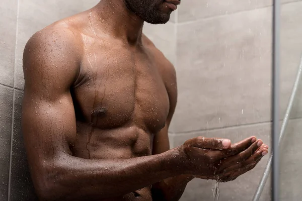 Recortado disparo de joven africano americano lavado cuerpo y tomando ducha — Stock Photo