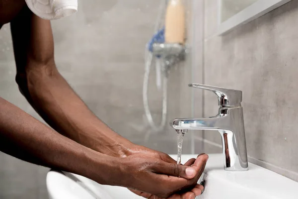 Recortado shot de africano americano hombre lavado en cuarto de baño - foto de stock