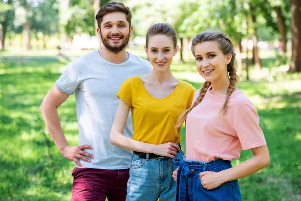 Amis souriants passer du temps ensemble dans le parc — Photo de stock