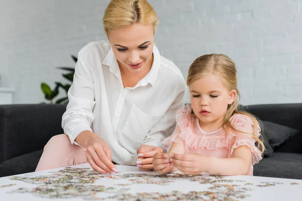 Bela mãe e filha brincando com quebra-cabeça em casa — Fotografia de Stock