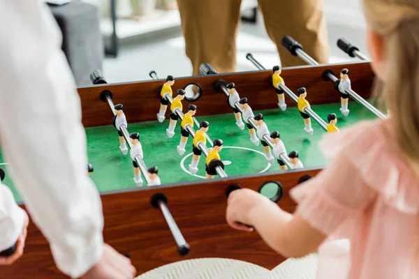 Plan recadré de famille jouant au baby-foot ensemble à la maison — Photo de stock