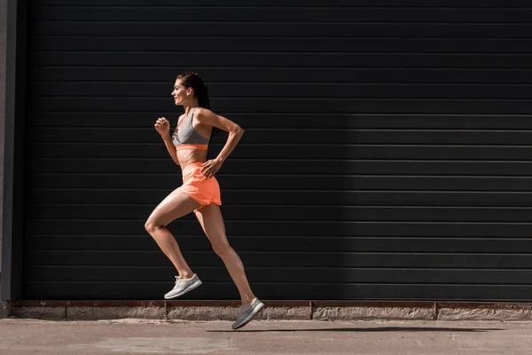 Молодая привлекательная бегунья, занимающаяся спортивной одеждой — стоковое фото