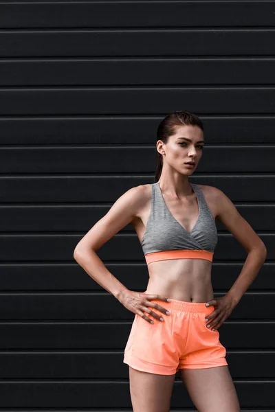 Jeune femme athlétique attrayante posant en vêtements de sport — Photo de stock