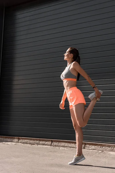 Beautiful sporty girl stretching legs — Stock Photo