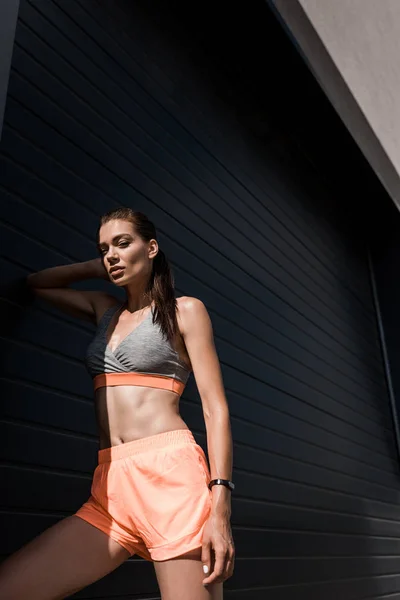 Athletic woman posing in sportswear with fitness tracker — Stock Photo