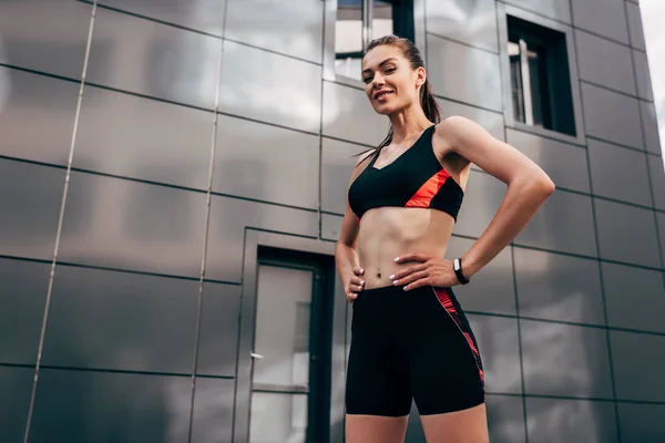 Joven deportista sonriente con rastreador de fitness - foto de stock