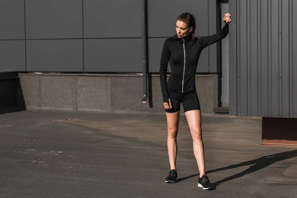 Joven mujer deportiva en ropa termal - foto de stock