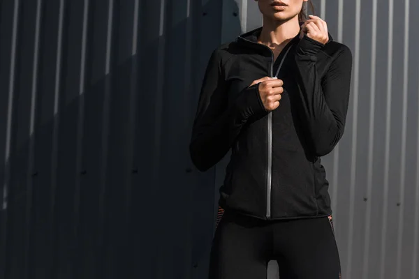 Обрізаний вид спортсменки в чорному тепловому одязі — стокове фото