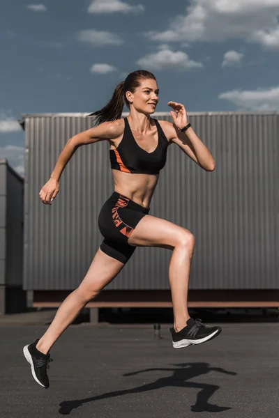 Jeune athlète coureur entraînement en ville — Photo de stock