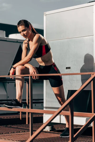Schöne Sportlerin posiert auf Dach in der Stadt — Stockfoto