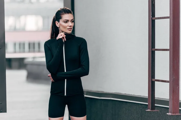 Bela esportista posando em roupas térmicas no telhado — Fotografia de Stock