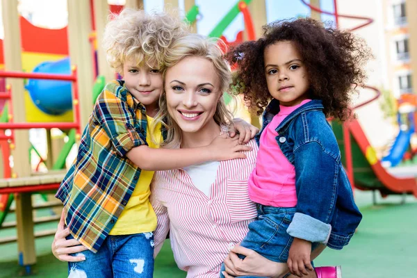 Selektiver Fokus des kleinen afrikanisch-amerikanischen Kindes mit Freund und Mutter auf dem Spielplatz — Stockfoto