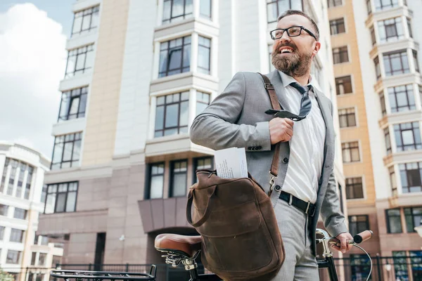 Bel homme d'affaires avec sac en cuir et vélo — Photo de stock