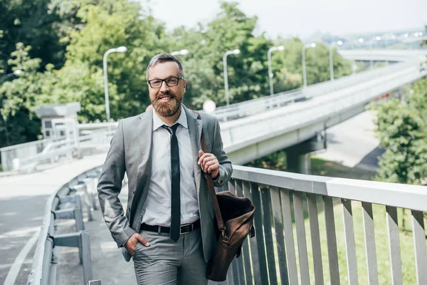 Bel homme d'affaires barbu en tenue formelle avec sac en cuir — Photo de stock