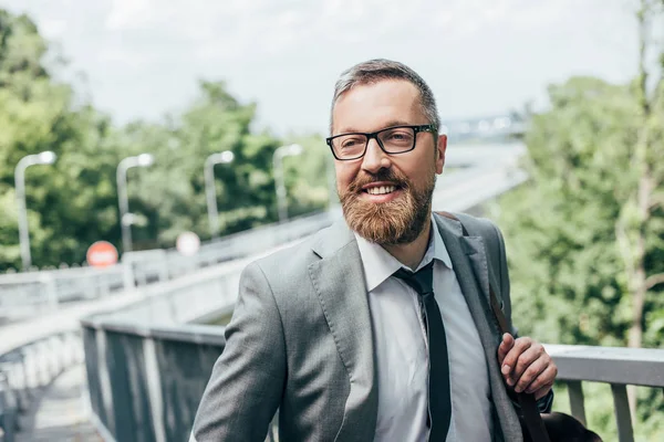 Schöner bärtiger Mann im Anzug mit Ledertasche — Stockfoto