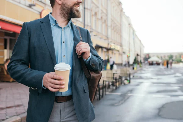 Vista ritagliata dell'uomo con caffè per andare a piedi in città — Foto stock