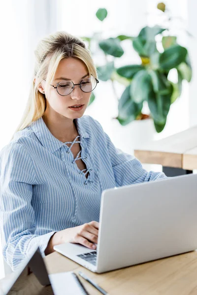 Schöne Geschäftsfrau arbeitet an Startup-Projekt im Büro mit Laptop — Stockfoto