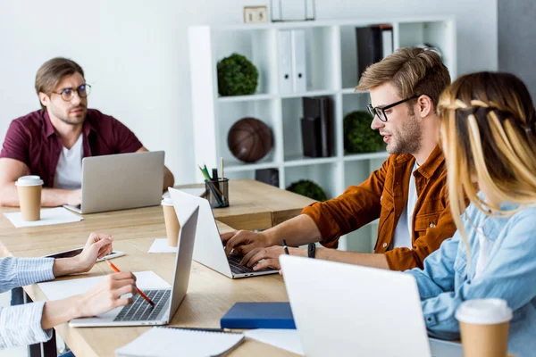 Colegas que trabajan en el proyecto de puesta en marcha en la oficina y el uso de dispositivos digitales — Stock Photo