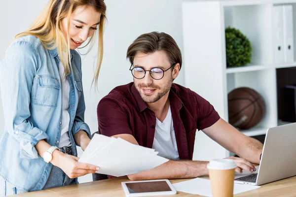 Colleghi multiculturali che lavorano al progetto di startup in ufficio e guardano i documenti — Stock Photo