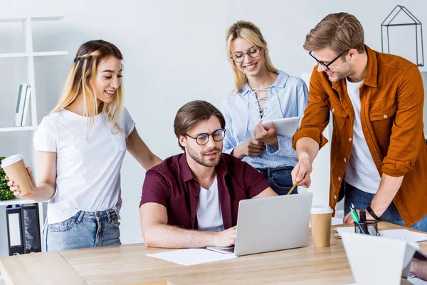 Colegas multiculturais trabalhando no projeto startup no escritório e discutindo algo — Fotografia de Stock