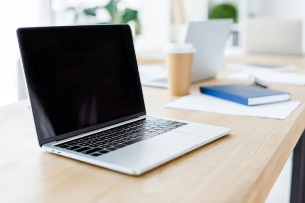 Ordinateur portable avec écran blanc sur la table dans le bureau d'affaires — Photo de stock