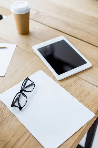 Tablet e bicchieri su tavolo in legno in ufficio — Foto stock