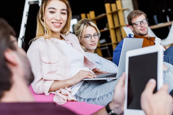 Colegas multiétnicos discutiendo proyecto de startup en la oficina - foto de stock